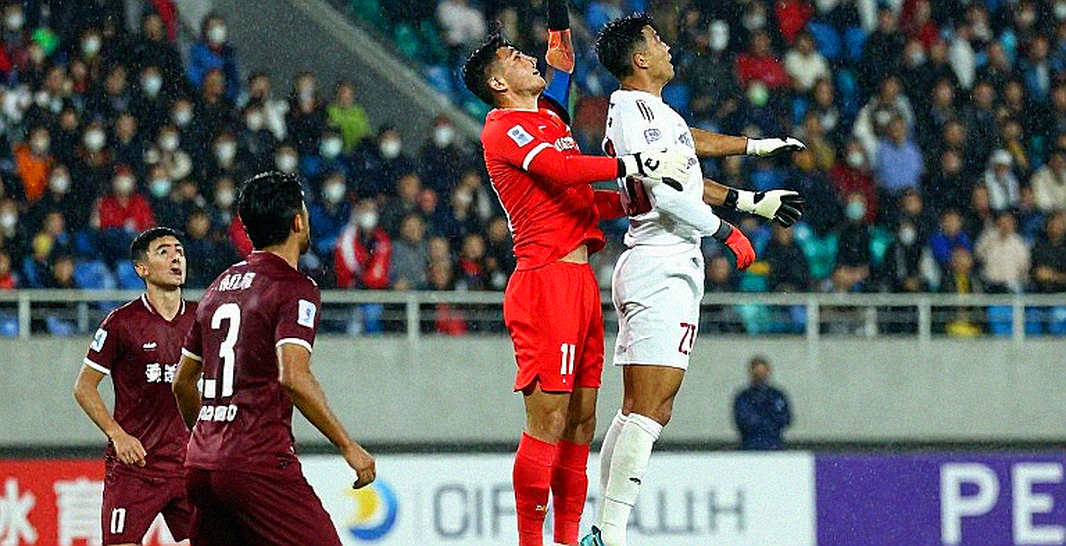 Ba trung vệ, cánh cửa học viện và những phút lặng VAR: V.League đang giữ lại điều gì