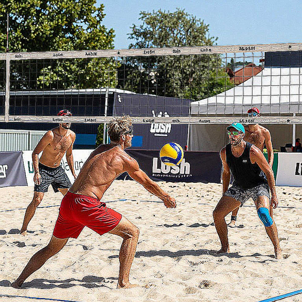 Nebraska quét sạch Creighton 3-0 và cột mốc 15.405 khán giả: khi bóng chuyền nữ đại học Mỹ chạm trần thương mại mới