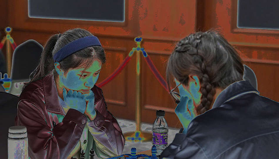Nước cờ của một nửa sự thật: Khi tiêu đề ván cờ và bàn cờ không cùng một bàn