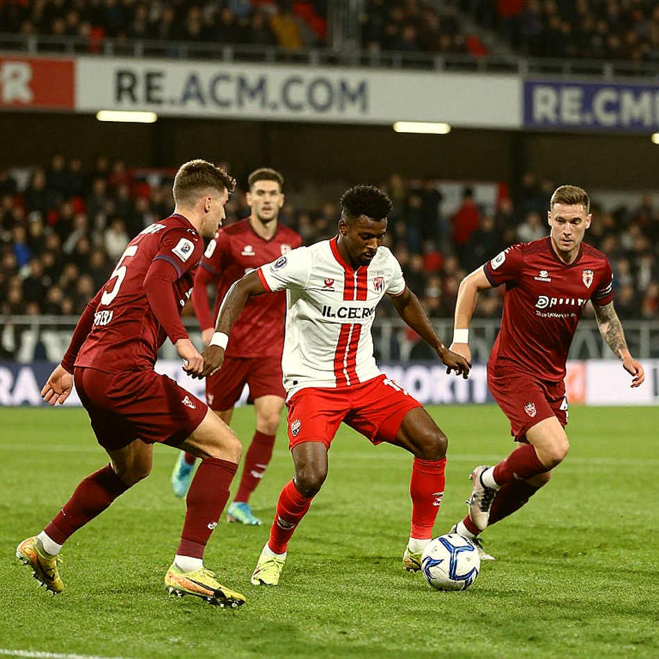 VAR ở V.League: khi "rõ ràng và hiển nhiên" trở thành cây thước của chính người cầm còi
