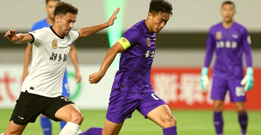 Khi dữ liệu V.League im lặng: người viết bóng đá Việt Nam học cách nghe bằng mắt