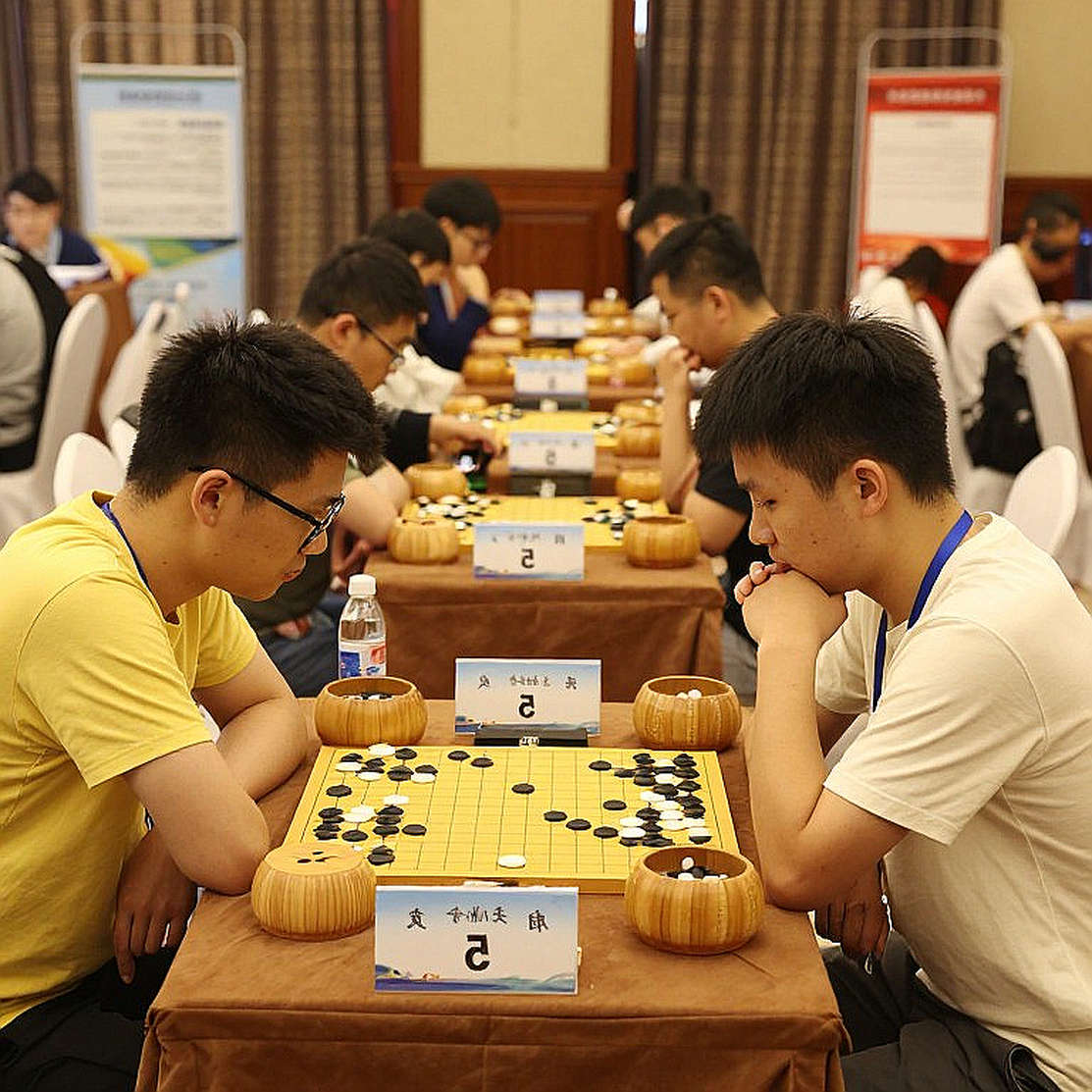 Carlsen: Sindarov là ứng cử viên số một, nhưng Gukesh có trần cao hơn